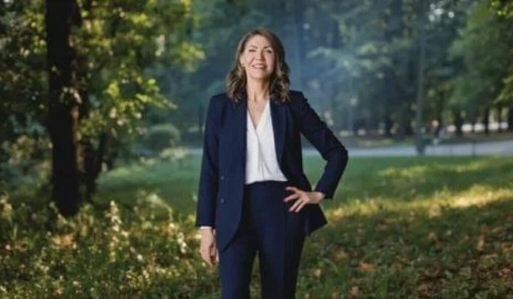 kristi noem height weight